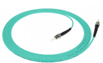 2.0 मिमी केबल व्यास ST-ST उच्च रिटर्नलॉस UPCMM≥35dB के साथ सिम्पलेक्स/डुप्लेक्स फाइबर ऑप्टिक पैच कॉर्ड
