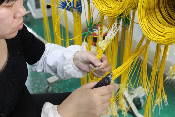 SC/APC-SC/APC सिम्प्लेक्स पैच कॉर्ड जिसमें कम इंसर्शन लॉस, उच्च रिफ्लेक्शन लॉस और अनुकूलित लंबाई