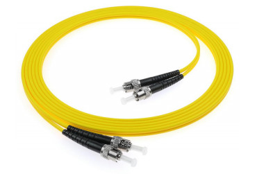 2.0 मिमी केबल व्यास ST-ST उच्च रिटर्नलॉस UPCMM≥35dB के साथ सिम्पलेक्स/डुप्लेक्स फाइबर ऑप्टिक पैच कॉर्ड